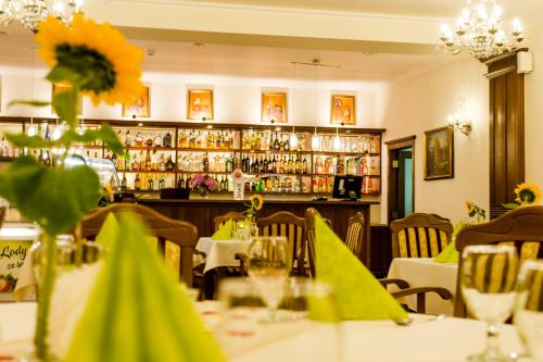 小波兰地区森济舒夫Hotel - Restauracja Platan的前景餐厅,带向日葵的桌子