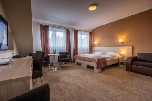 斯克拉斯卡波伦巴卡门旅馆的一间酒店客房,配有一张床和一台电视