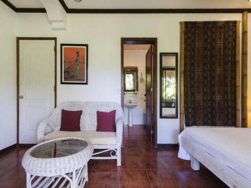 长滩岛Lanterna Hotel Boracay的客房设有床、沙发和桌子。