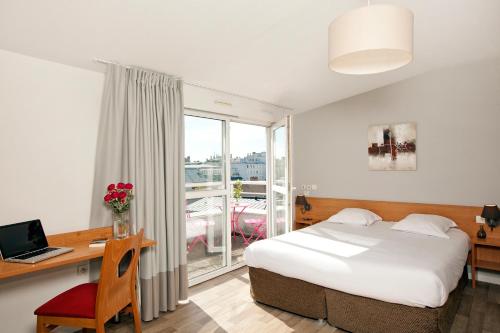 图尔商务旅行及旅游达芬奇酒店的配有一张床、一张书桌和一扇窗户的酒店客房