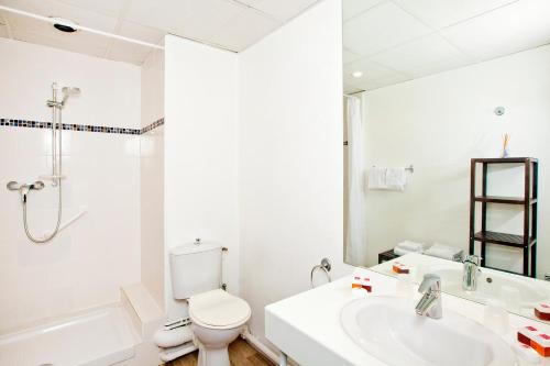 图尔商务旅行及旅游达芬奇酒店的白色的浴室设有卫生间和水槽。