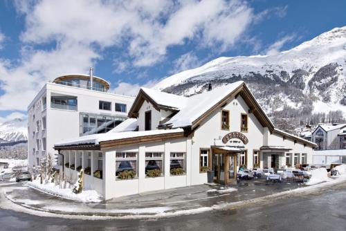 蓬特雷西纳车站酒店的一座有雪覆盖的山的建筑