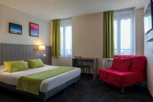 巴黎雷姆斯酒店的酒店客房,配有一张床和一张红色椅子