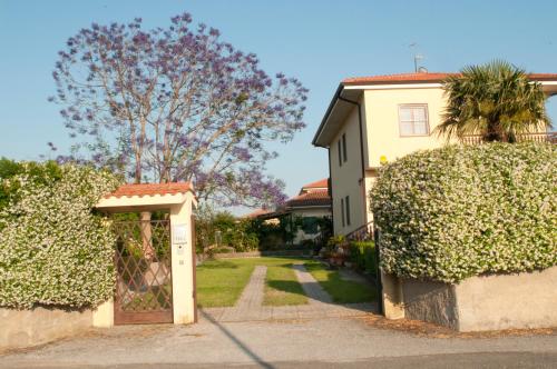 圣欧费米亚拉默齐亚B&B Villa dei Fiori的前面有门和灌木的房子