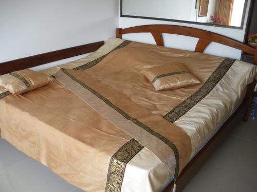 班佩海滨舒适一室公寓的一间卧室配有一张木架床