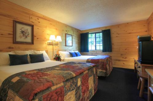 德卢斯Americas Best Value Inn - Duluth Spirit Mountain Inn的酒店客房设有两张床和电视。