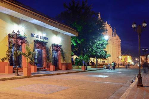 莱昂Hotel Libano的城市的街道,与建筑物的隔夜