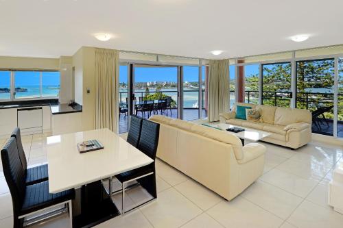 坦卡里Sunrise Luxury Apartments的客厅配有沙发和桌子