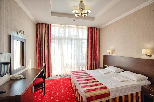 索契索纳塔酒店的酒店客房设有一张床和一个大窗户