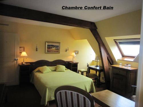 屈埃尔西地区古尔东博瑞尼酒店的一间卧室配有一张带绿毯的床