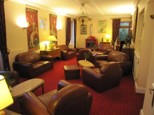 屈埃尔西地区古尔东博瑞尼酒店的带沙发和椅子的客厅
