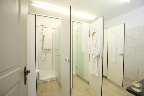 ObermarchtalKloster Obermarchtal的带淋浴和衣架的浴室
