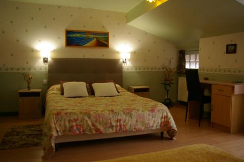 Longchamp-sur-Aujon吉特彻乔酒店的一间卧室配有一张带两个枕头的床