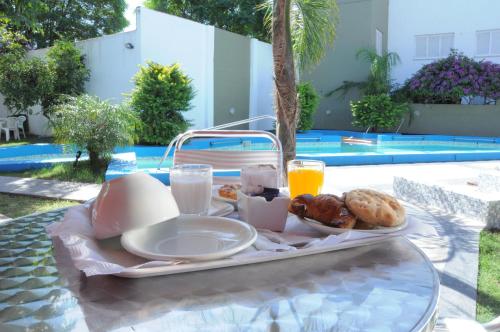 特尔马斯德里奥翁多Hotel Termal Emperatriz的桌边桌边的早餐盘