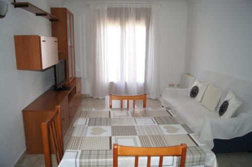 菲格拉斯Barceloneta UPartments的客厅配有沙发和桌椅