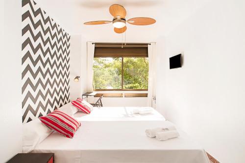 巴塞罗那费拉旅馆的白色的卧室设有床和窗户