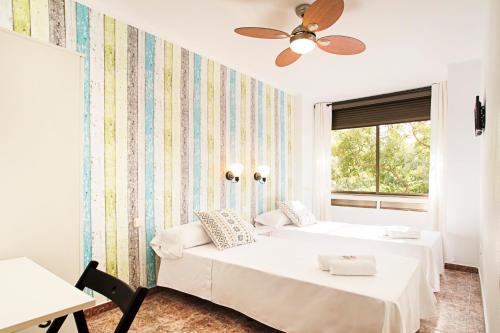 巴塞罗那费拉旅馆的一间卧室设有两张床和窗户。