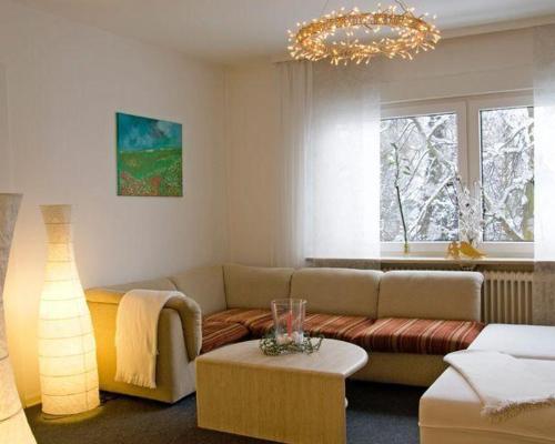 雷达-维登布吕克菲林翁瑞达威登布鲁克酒店的客厅配有沙发和桌子