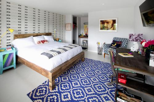 伍德斯托克迪伦酒店的卧室配有床和蓝白色地毯。