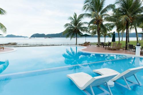 瓜埠兰卡威海洋居酒店的一个带椅子的游泳池,享有海景