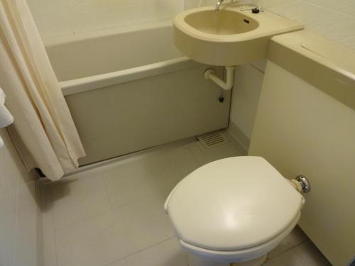宫古岛南岛酒店的浴室配有白色卫生间和盥洗盆。