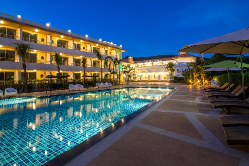 柴老海滩布兰卡别墅餐厅酒店 的夜间在酒店前的游泳池