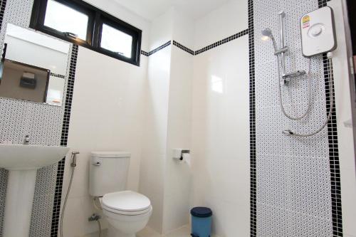 素可泰老城精品屋旅馆的浴室配有卫生间、盥洗盆和淋浴。