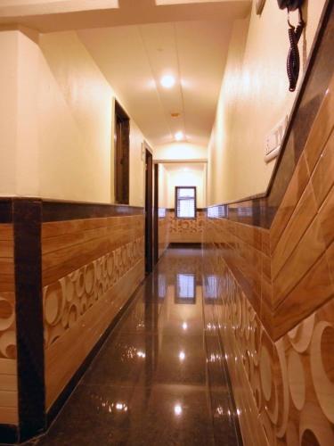 加尔各答大西部酒店的一座铺有木地板的建筑的走廊