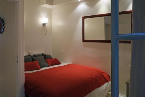 巴黎圣赫尔蒙巴克公寓的一间卧室配有一张带镜子和梯子的床