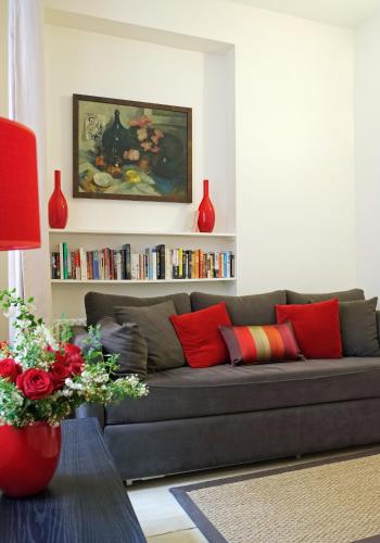 巴黎圣赫尔蒙巴克公寓的客厅配有带红色枕头的灰色沙发