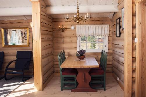 Kvam伦德普拉森公寓的一间带木桌和椅子的用餐室