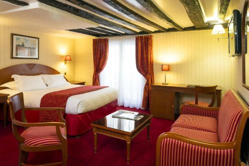 巴黎巴黎帝国酒店的酒店客房带一张床、一张桌子和椅子
