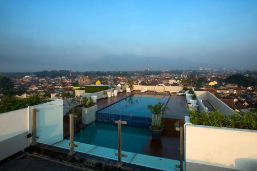 Ascent Hotel & Cafe Malang内部或周边的泳池