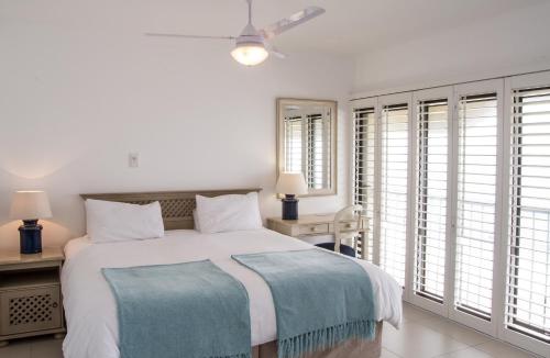 德班802 The Bermudas - by Stay in Umhlanga的白色卧室设有床和窗户