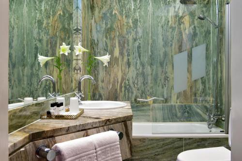 埃斯特雷莫斯城堡酒店的一间浴室