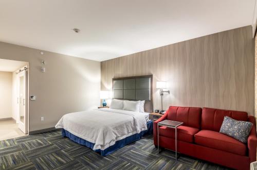 汉普顿酒店俄克拉荷马城东北客房内的一张或多张床位