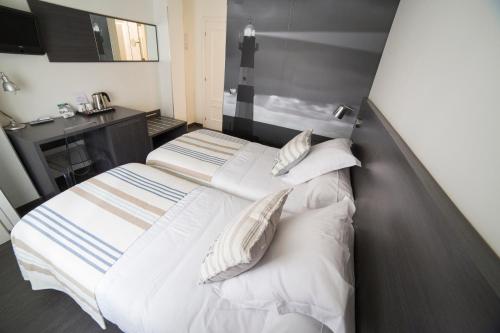 桑坦德卡宝马约尔旅馆的一间卧室配有两张床、枕头和水槽