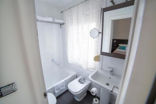 桑坦德卡宝马约尔旅馆的白色的浴室设有水槽和卫生间。