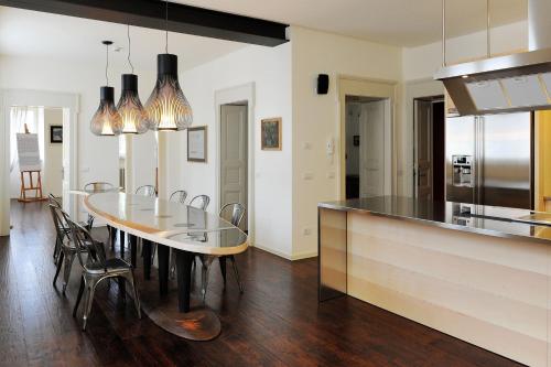 伦诺Casa Brenna Tosatto Art Experience的厨房以及带桌椅的用餐室。