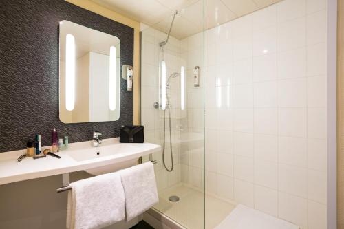波尔多波尔多拉克宜必思酒店的一间带水槽和淋浴的浴室
