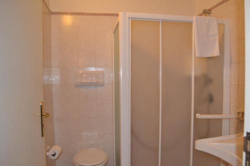 卡塔尼亚西特斯克里亚皇宫酒店的带淋浴、卫生间和盥洗盆的浴室