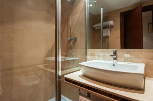 阿尔坎塔拉酒店的一间浴室