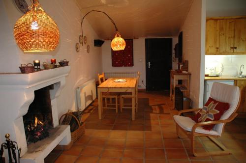 MontsonisLoft con chimenea y terraza con vistas的客厅设有壁炉、桌子和椅子