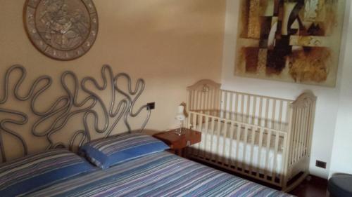 普蒂尼亚诺Rosej Bed & Breakfast Putignano的一间卧室配有一张床和一张婴儿床。
