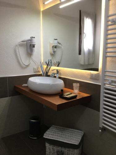 圣特雷莎加卢拉Villa Kuky的一间带水槽和镜子的浴室