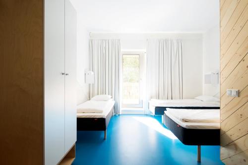 派尔努Pärnu Rannastaadioni Hostel的客房设有两张床和窗户。