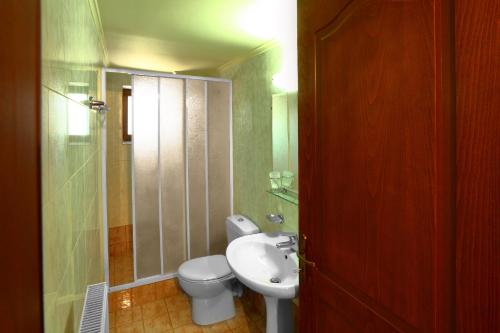 利韦迪昂Artemis Traditional Guesthouse的浴室配有白色卫生间和盥洗盆。