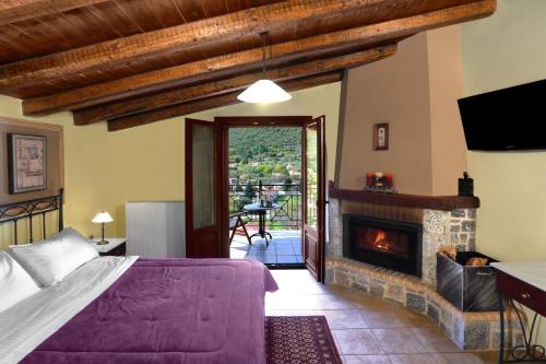 利韦迪昂Artemis Traditional Guesthouse的一间卧室配有一张床和一个壁炉