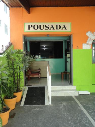 桑托斯Pousada Orquidário的带有标志的波萨达大楼入口