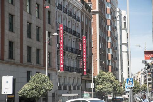 马德里小西班牙广场宫殿酒店的建筑的侧面有红色标志